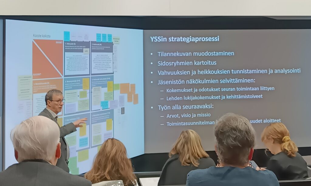 Matti Vatilo esittelee strategiatyötä pikkujouluissa 2024